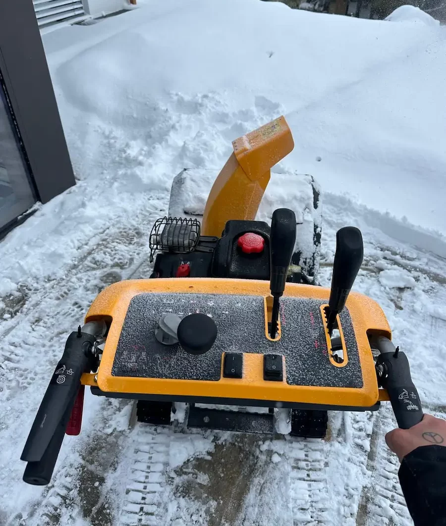 Déneigement d’une terrasse enneigée avec une machine motorisée